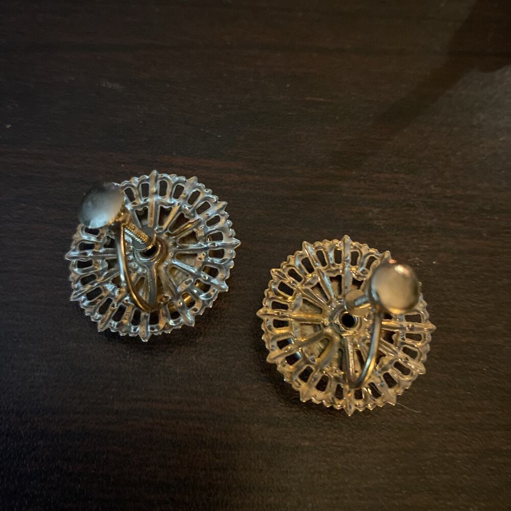Vintage Black & Off White Victorian Style Costume Cameo Screw Back Earrings - Picture 3 of 3